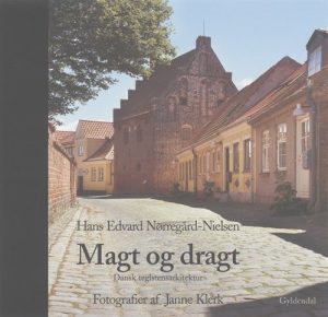 Magt Og Dragt - Hans Edvard Nørregård-nielsen - Bog