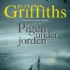 Pigen Under Jorden - Elly Griffiths - Bog
